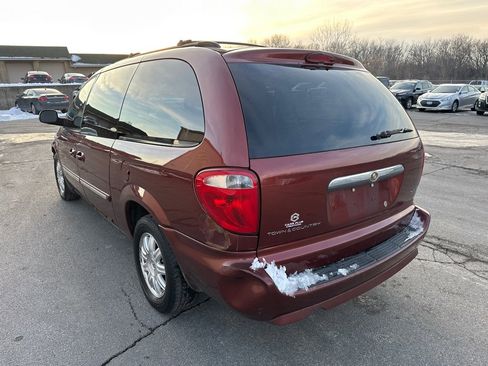 Used 2007 Chrysler Town & Country Touring image 8
