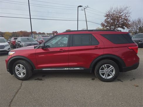 Certified 2022 Ford Explorer XLT w/ Equipment Group 202A image 29