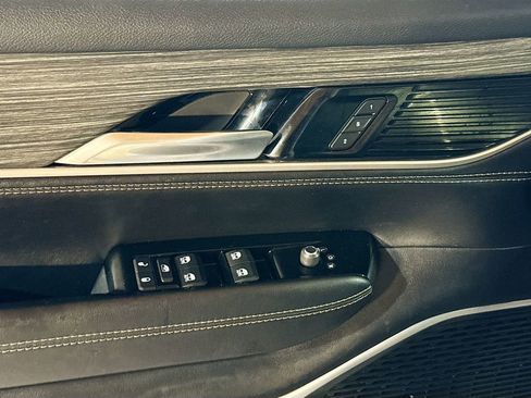 Used 2023 Jeep Wagoneer L Series II image 19