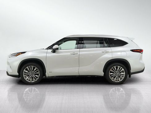 Certified 2026 Toyota Highlander Platinum AWD/4WD image 2