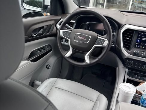 Used 2023 GMC Acadia SLT w/ Technology Package FWD image 12