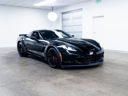 Used 2015 Chevrolet Corvette Z06 w/ 3LZ Preferred Equipment Group image 21