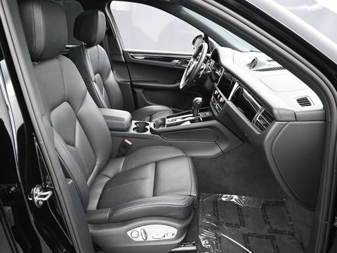 Certified 2026 Porsche Macan AWD/4WD image 30