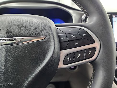 Used 2024 Chrysler Pacifica Touring-L image 14