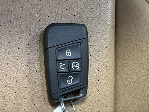 Used 2024 Volkswagen Tiguan SE AWD/4WD image 38