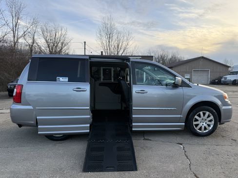 Used 2014 Chrysler Town & Country Touring image 29