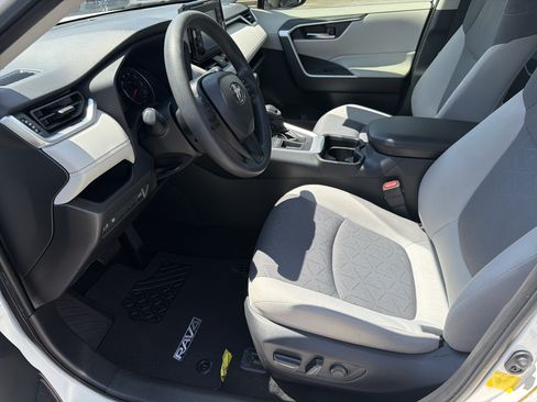 Used 2019 Toyota RAV4 XLE w/ Convenience Package FWD image 18