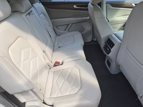 Used 2025 Volkswagen Atlas SE FWD image 30