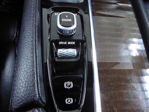 Used 2016 Volvo XC90 T6 Momentum w/ Momentum Plus Package image 16