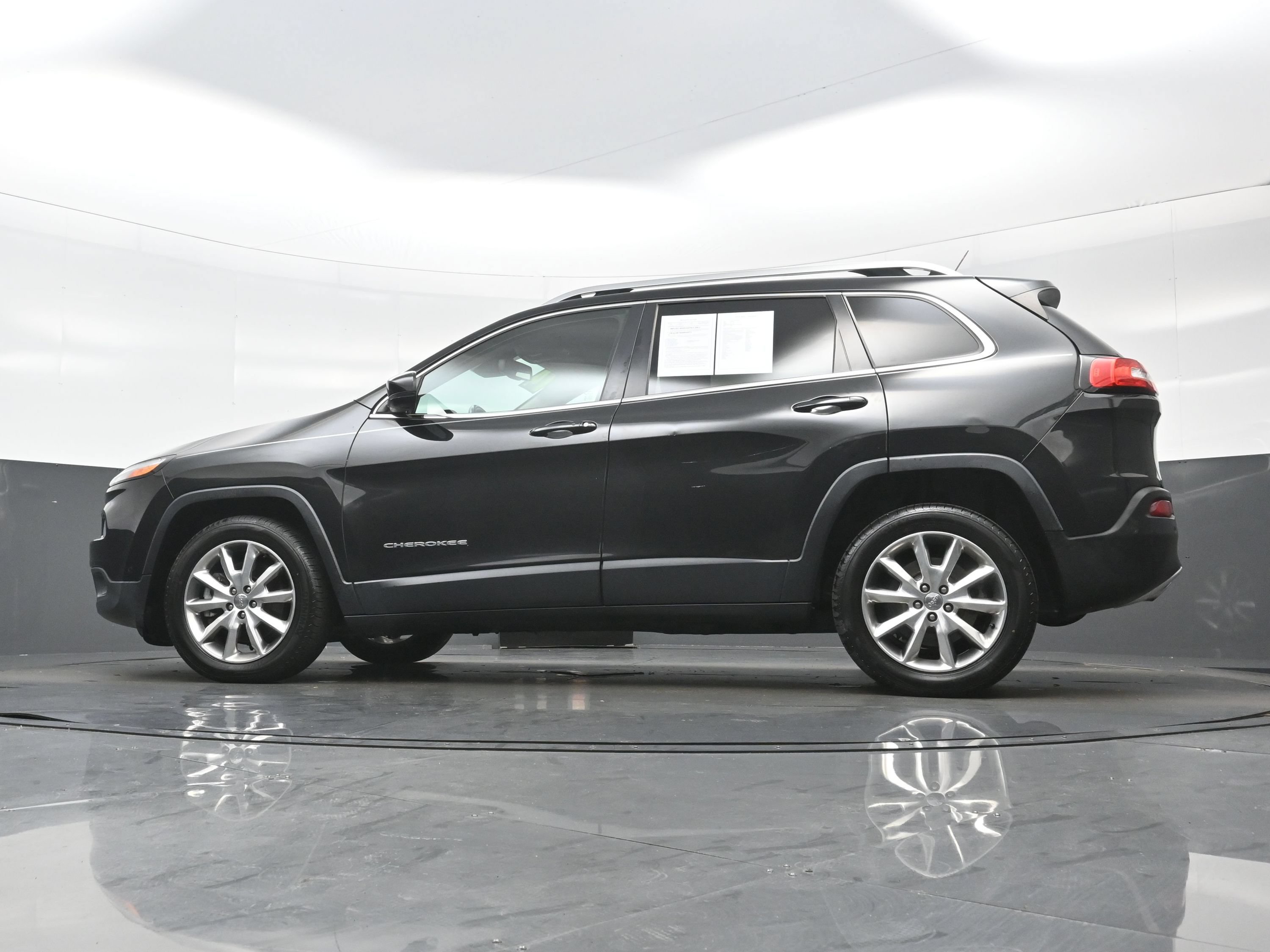 Used 2014 Jeep Cherokee Limited w/ Technology Group FWD image 27