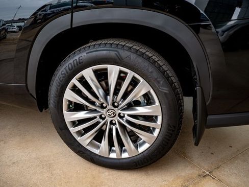 New 2026 Toyota Highlander Platinum image 6
