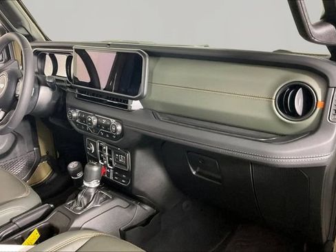 Used 2025 Jeep Gladiator Mojave AWD/4WD image 23
