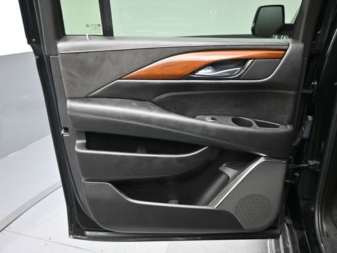 Used 2017 Cadillac Escalade ESV Luxury image 34