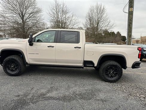 New 2026 Chevrolet Silverado 2500 ZR2 image 8