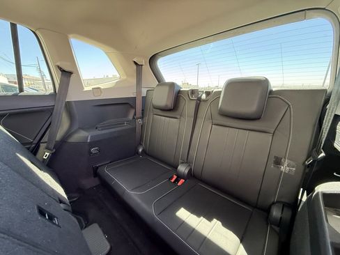 Used 2023 Volkswagen Tiguan SE w/ Panoramic Sunroof Package image 8