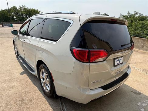 Used 2017 Chrysler Pacifica Limited w/ UConnect Theater Package FWD image 5
