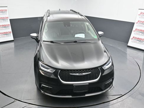 Used 2023 Chrysler Pacifica Limited image 11