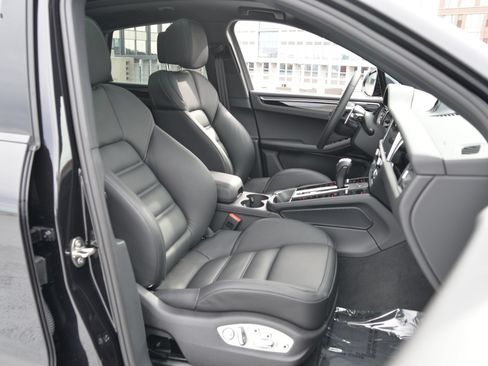 Certified 2026 Porsche Macan AWD/4WD image 21