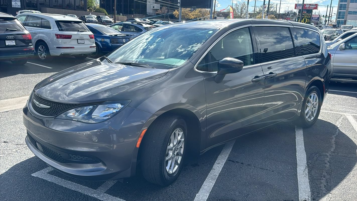Used 2023 Chrysler Voyager LX FWD image 7