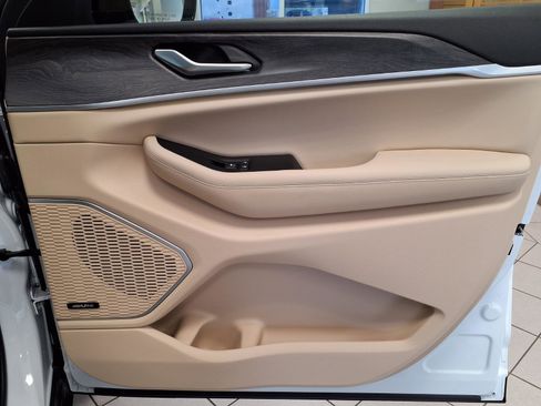 Used 2025 Jeep Grand Cherokee L Limited w/ Luxury Tech Group II RWD image 12