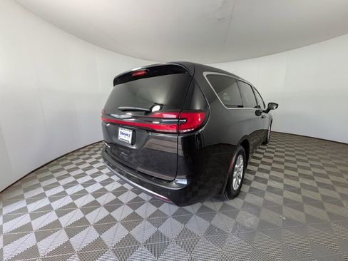 Used 2023 Chrysler Pacifica Touring-L FWD image 3