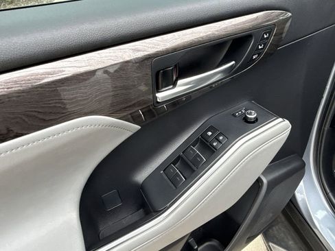 Used 2023 Toyota Highlander Limited image 29