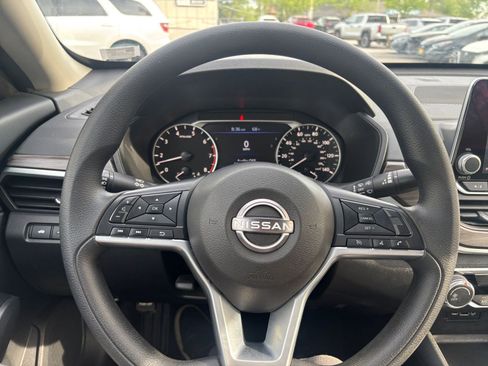 Used 2025 Nissan Altima 2.5 SV image 33