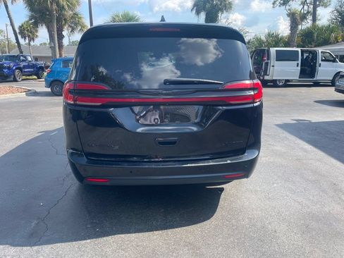 Used 2025 Chrysler Pacifica Limited FWD image 4