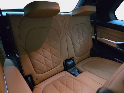 Used 2024 BMW X7 xDrive40i w/ Executive Package image 15