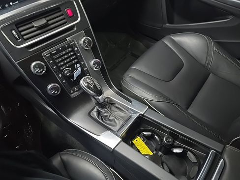 Used 2016 Volvo V60 T6 R-Design image 26
