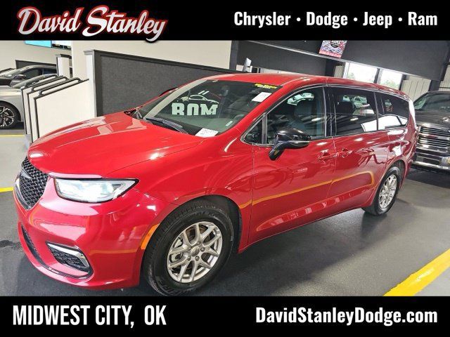 Used 2025 Chrysler Pacifica Select FWD image 1