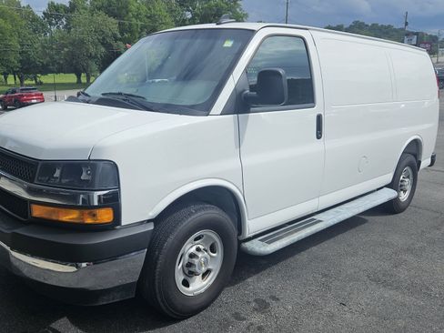 Used 2025 Chevrolet Express 2500 w/ Driver Convenience Package RWD image 4