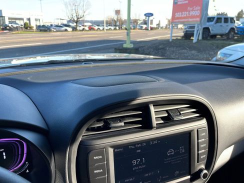 Used 2025 Kia Soul LX w/ LX Technology Package image 18