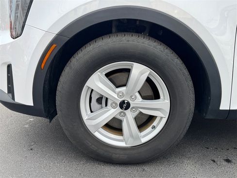 Certified 2025 Kia Sorento LX image 9