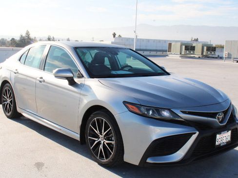 Used 2023 Toyota Camry SE image 2