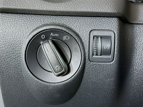 Used 2017 Volkswagen Tiguan S image 17