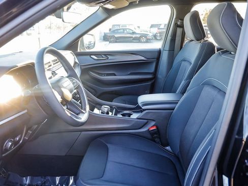 Certified 2025 Jeep Grand Cherokee Laredo X image 19