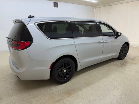 Used 2024 Chrysler Pacifica Touring-L FWD image 7