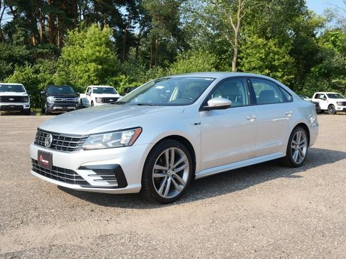 Used 2018 Volkswagen Passat 2.0T R-Line FWD image 2