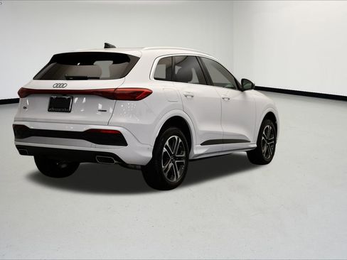 Used 2025 Audi Q5 Premium w/ Convenience Package image 5