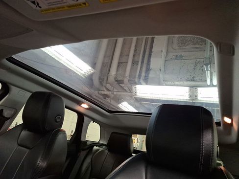 Used 2017 Land Rover Range Rover Evoque SE Premium image 9