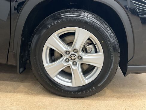 Used 2022 Toyota Highlander LE AWD/4WD image 10