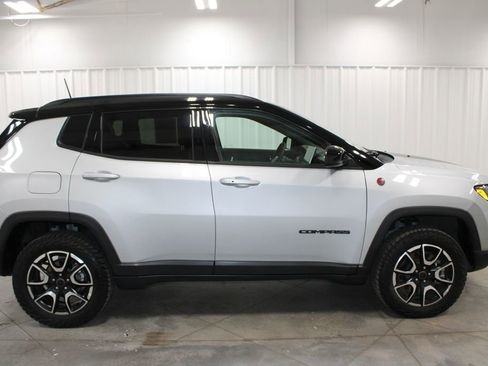 Used 2025 Jeep Compass Trailhawk AWD/4WD image 11