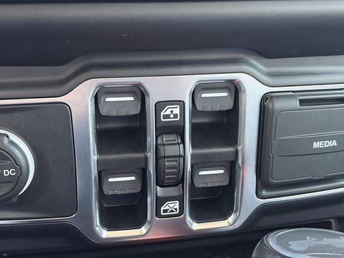 Used 2021 Jeep Wrangler Unlimited Sahara AWD/4WD image 19
