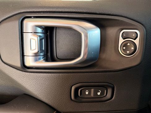 Used 2025 Jeep Wrangler Sahara image 12