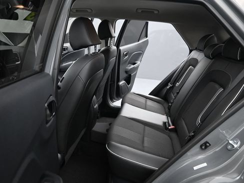 Used 2023 Hyundai Venue Limited FWD image 20