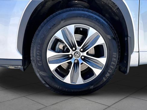 Used 2023 Toyota Highlander XLE AWD/4WD image 11