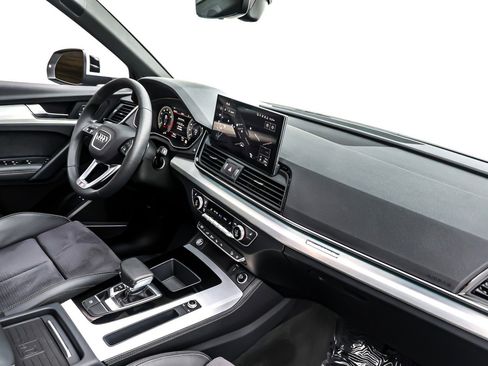 Used 2024 Audi Q5 e Prestige w/ Prestige Package image 17