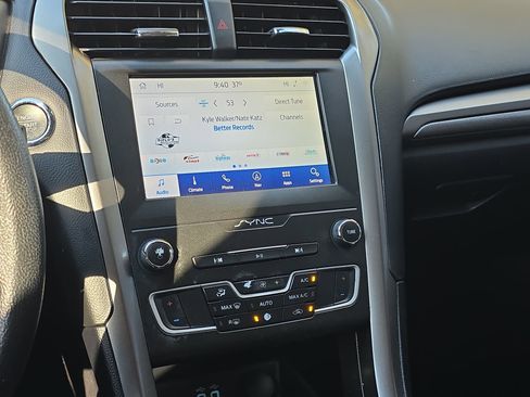 Used 2020 Ford Fusion SE image 16