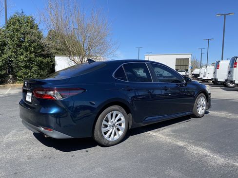 Used 2021 Toyota Camry LE image 9